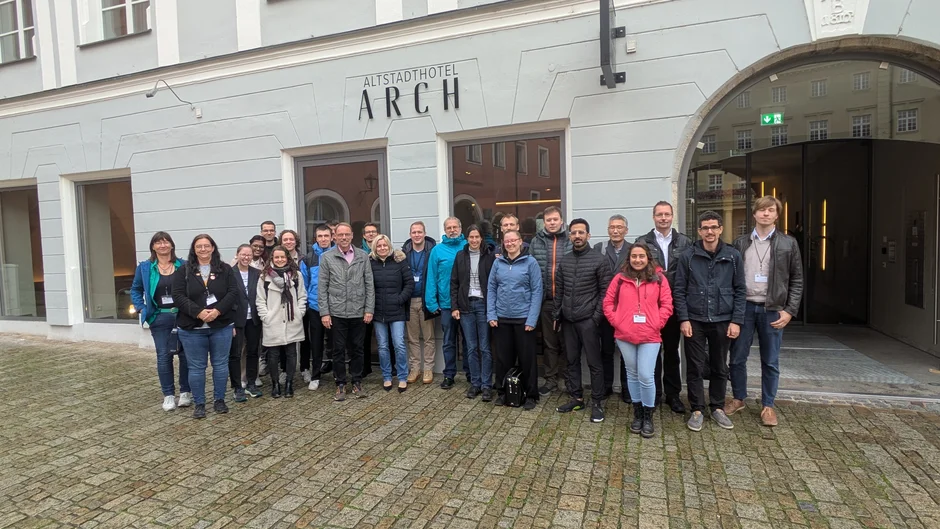 Gruppenfoto vor dem Altstadthotel Arch in Regensburg.
