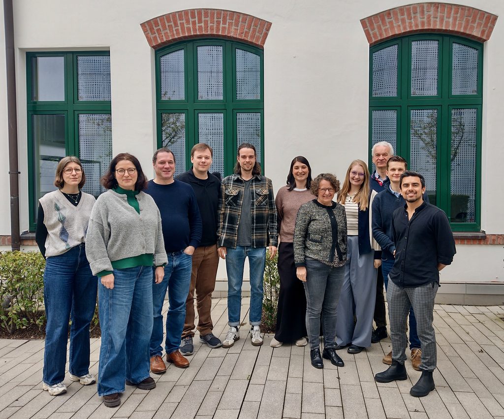 Gruppenfoto der Forschungsgruppe RegelWerk vor einem Gebäude.